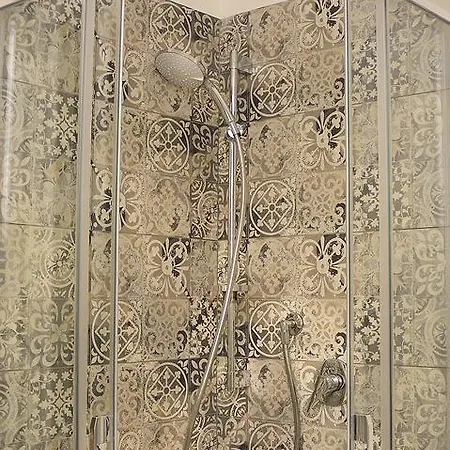 Gens Claudia, Vatican Luxury Apartment
