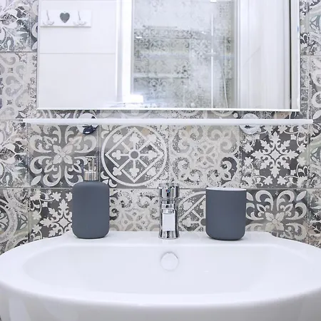 Gens Claudia, Vatican Luxury Apartment