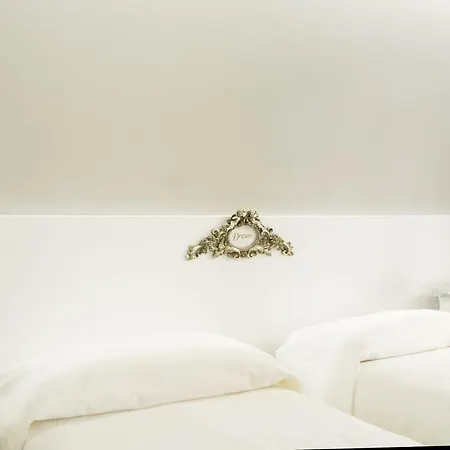 Gens Claudia, Vatican Luxury Apartment