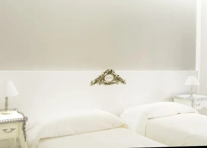 Gens Claudia, Vatican Luxury 公寓